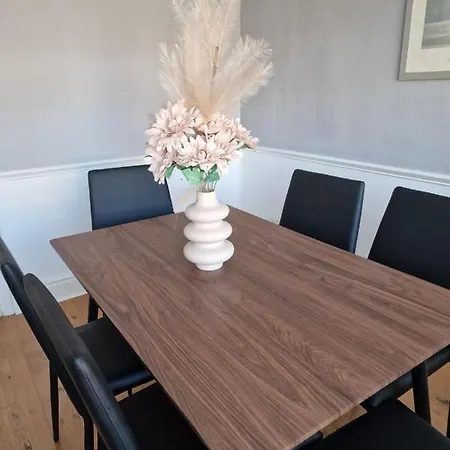 Apartment 4 Beds With Links To Motorways *