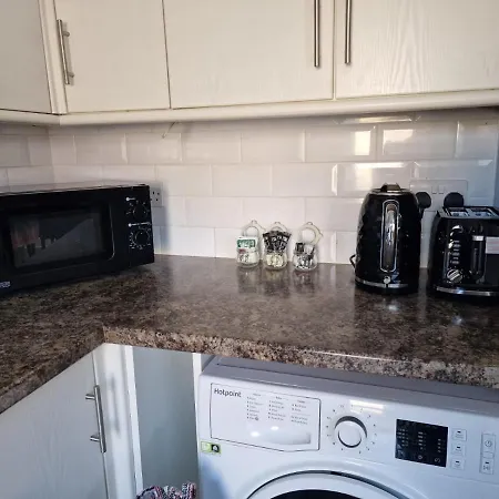 4 Beds With Links To Motorways Apartment