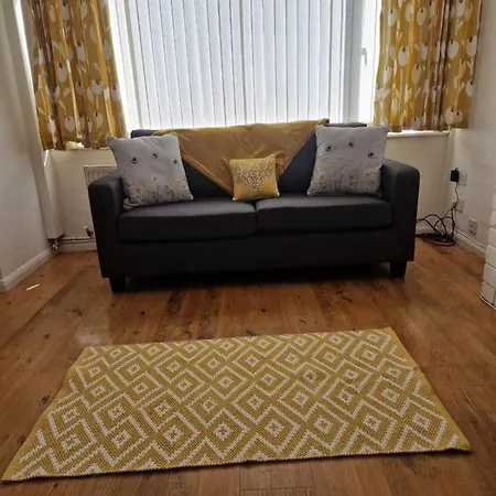 4 Beds With Links To Motorways Apartment