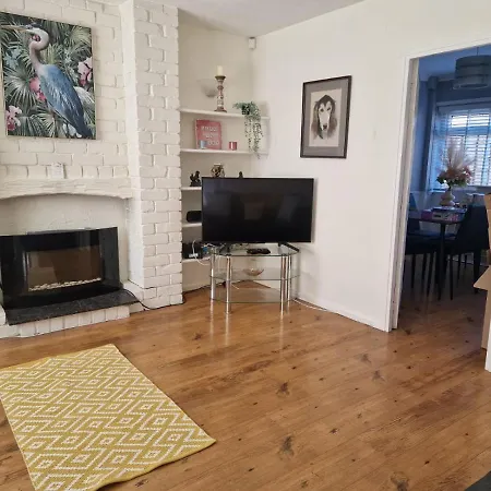 4 Beds With Links To Motorways Apartment *