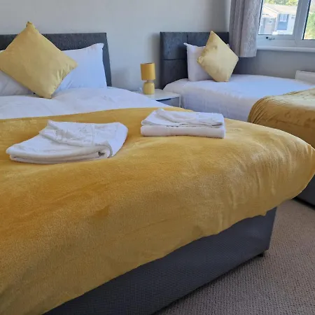 Apartment 4 Beds With Links To Motorways *