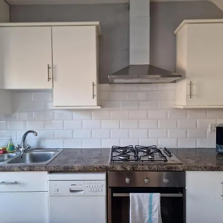 Apartment 4 Beds With Links To Motorways *