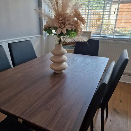 Apartment 4 Beds With Links To Motorways Leeds (West Yorkshire)
