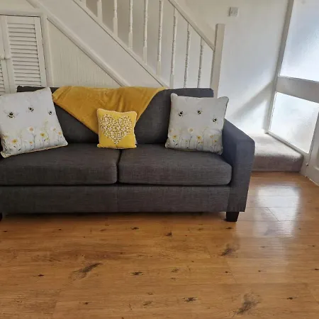 4 Beds With Links To Motorways Apartment
